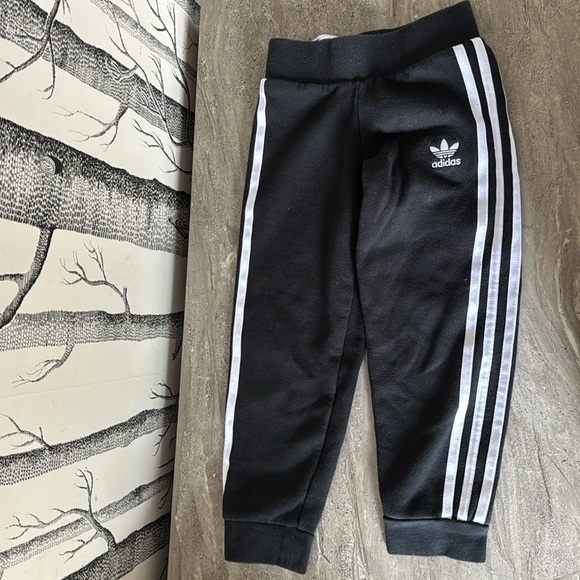 Black adidas jogging pants size 4-5 - Picture 2 of 3